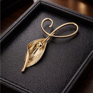 Vintage Wells Gold Leaf Design Brooch